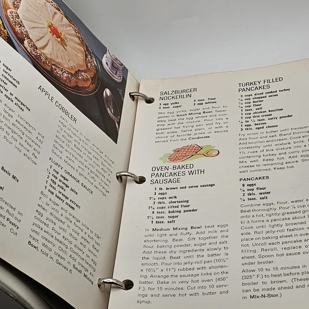 VTG 1969 Tupperware Four Seasons Cookbook Binder Recipe Prepare & Serve Guide